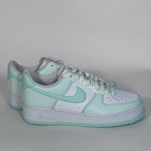 NWOB Nike Air Force 1 07 Men's